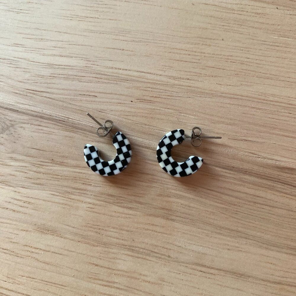 Checkered Studs